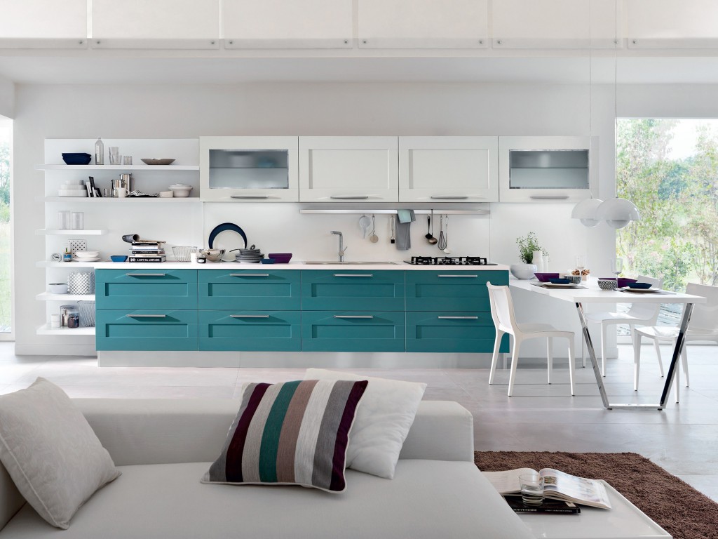 Cozinha branca com fachada esmeralda de armários inferiores
