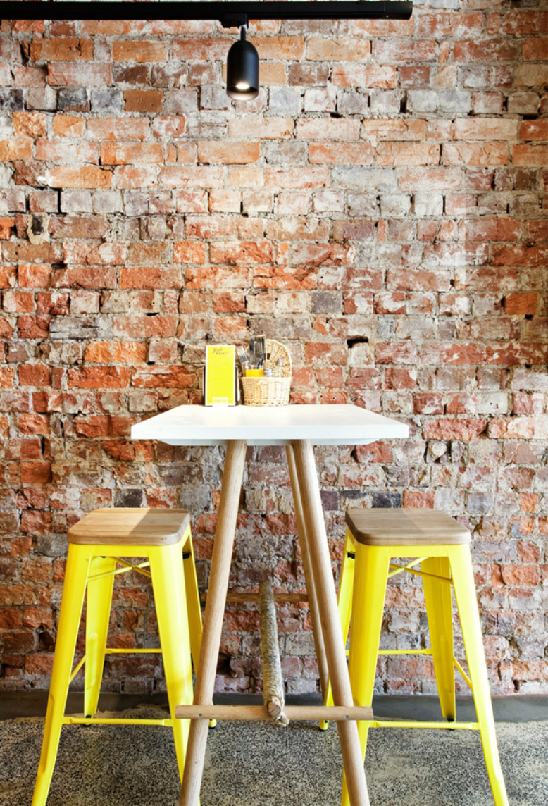 Κομψά χρώματα καρέκλες κουζίνας με ξύλινα καθίσματα