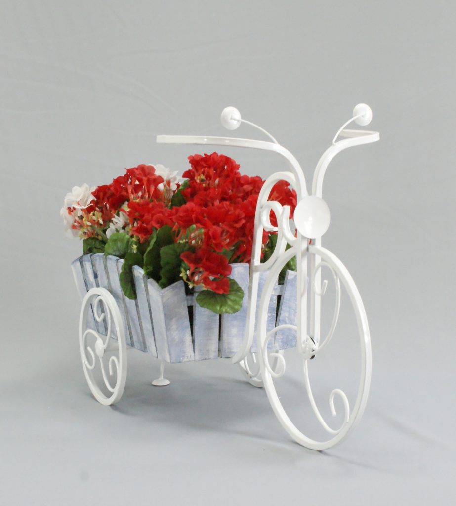 Skaists balts velosipēda formas ziedu statīvs