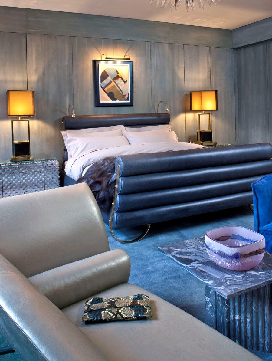 Μπλε δερμάτινο κρεβάτι σε γκρίζα-μπλε κρεβατοκάμαρα με μπεζ οροφή