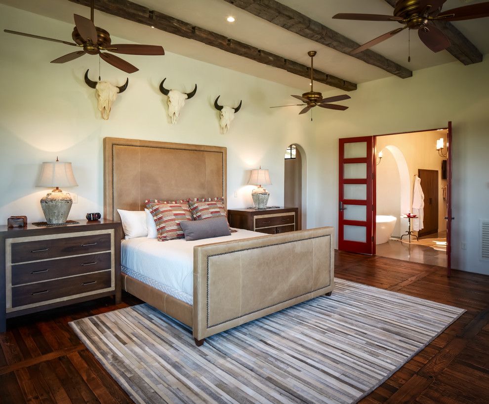 Υπνοδωμάτιο με στυλ Safari με δερμάτινο μπεζ κρεβάτι