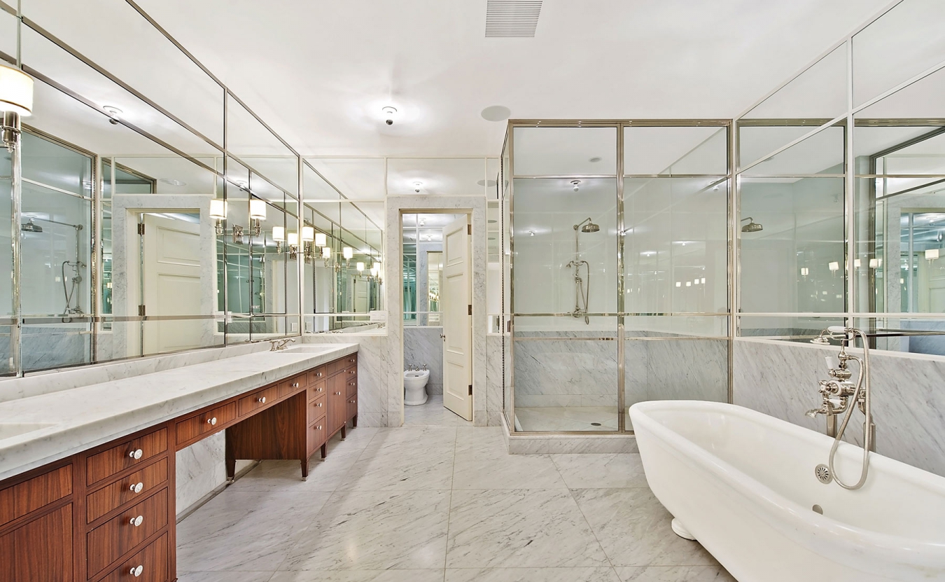 Μαρμάρινο μπάνιο με καθρέφτες