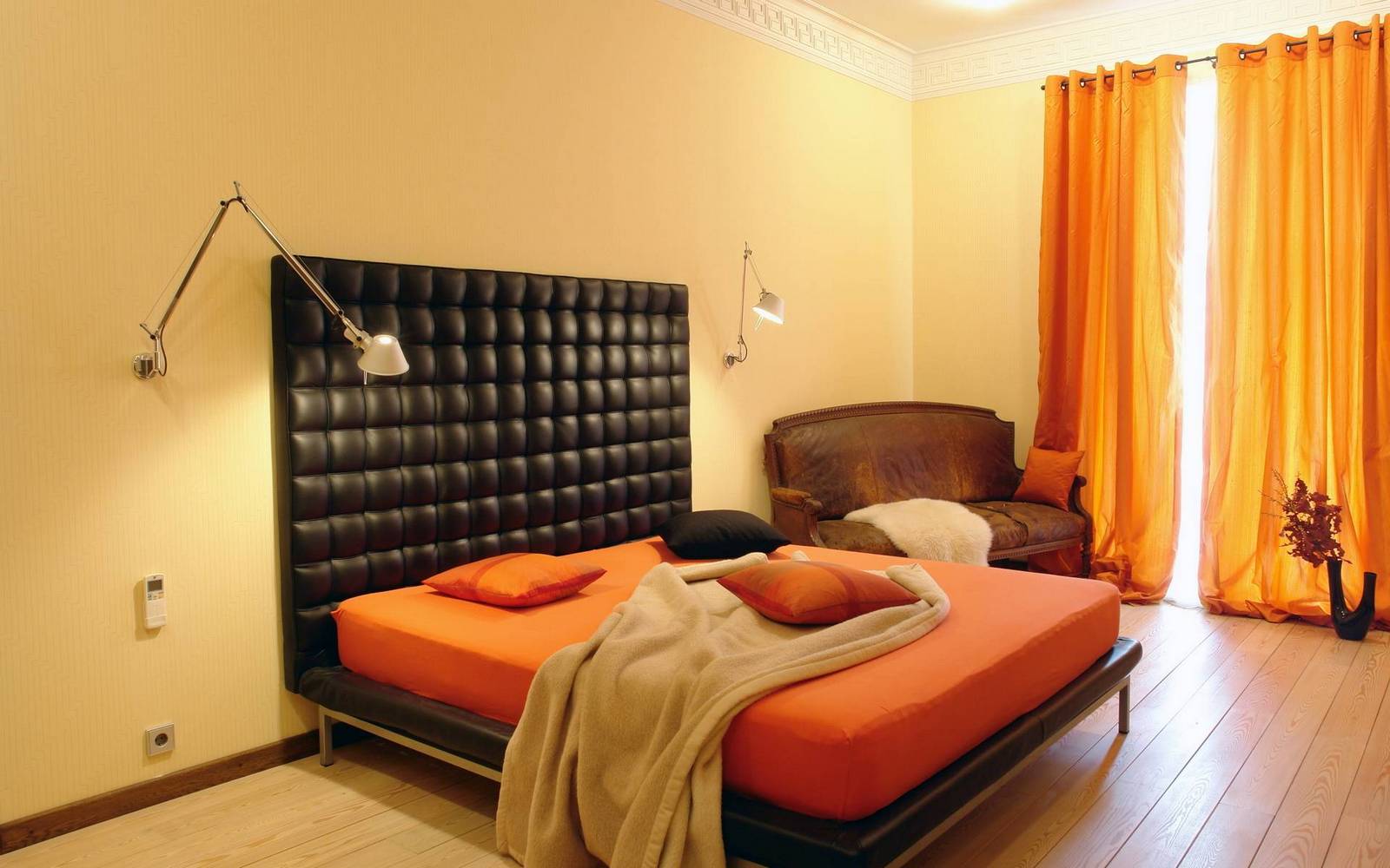 Υπνοδωμάτιο κρέμα πορτοκαλιού με μαύρο κρεβάτι