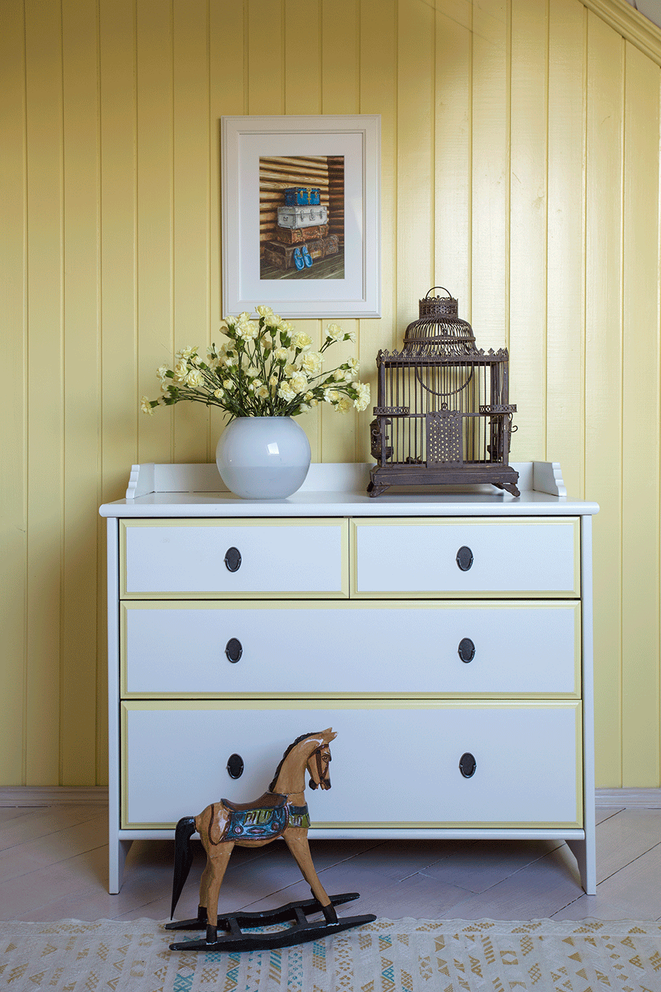 Κίτρινο-λευκό συρταριέρα και όμορφη διακόσμηση για την κρεβατοκάμαρα