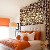 Detalles en naranja en el dormitorio
