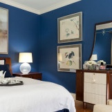 Tyydyttyneet siniset seinät makuuhuoneessa