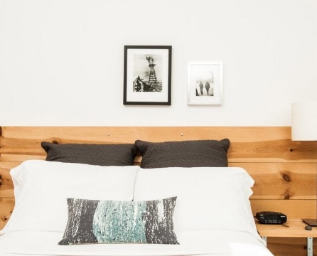 Deux oreillers noirs et une tête de lit en bois