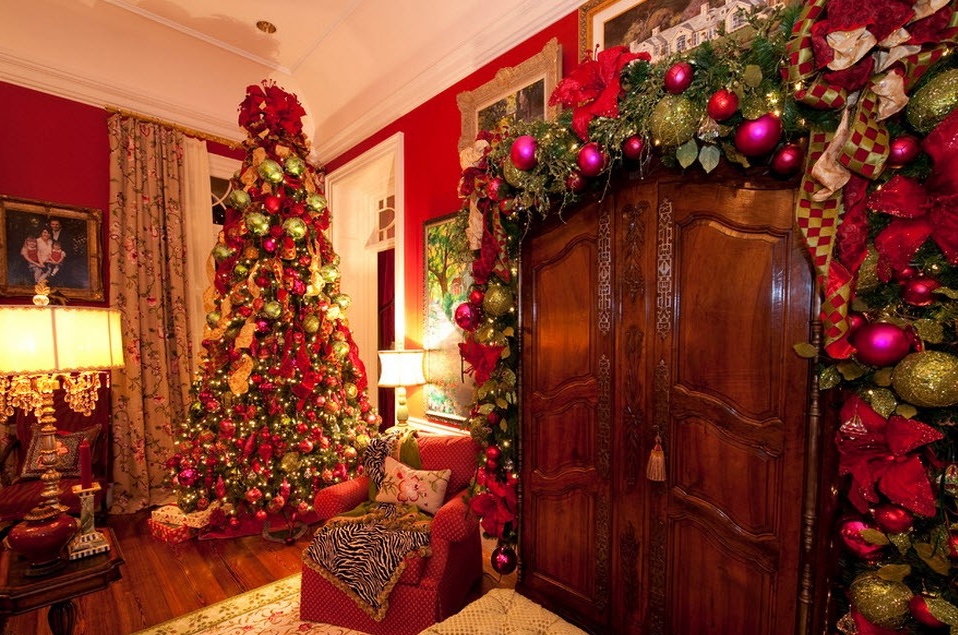 Sapin de Noël et rideaux rouges