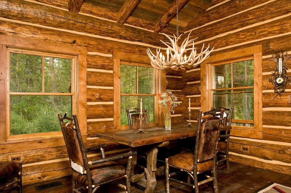 Sala da pranzo in una casa di caccia