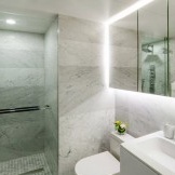 Interior de baño de estilo moderno.