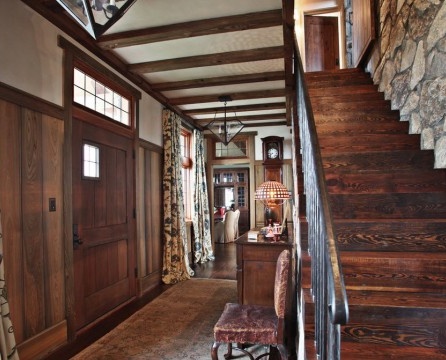 Kované zábradlí dřevěného schodiště