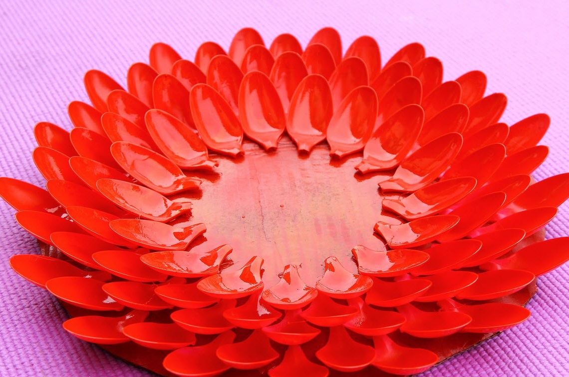 Application of paint on the petals