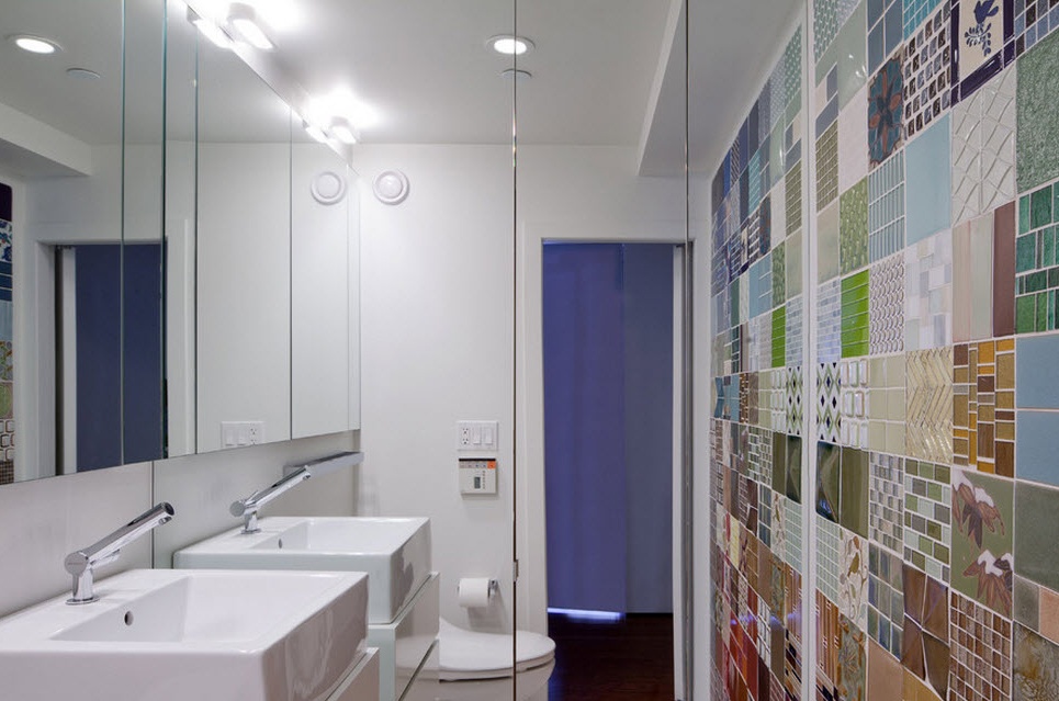 קיר בחדר האמבטיה עשוי אריחים צבעוניים