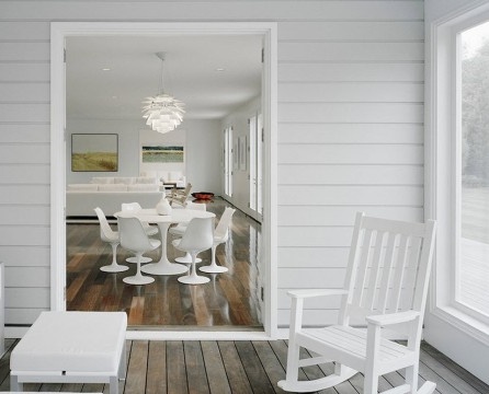 Valkoiset seinät ja huonekalut ruokasalissa ja olohuoneessa