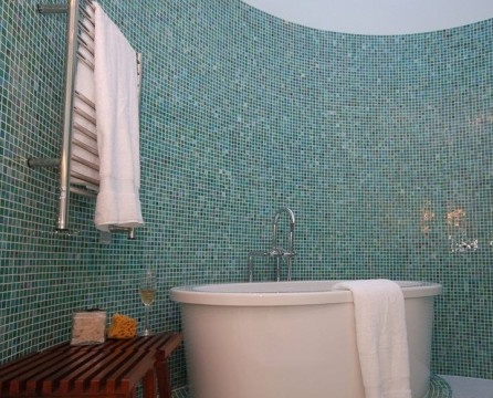 Pusapaļa siena vannas istabā
