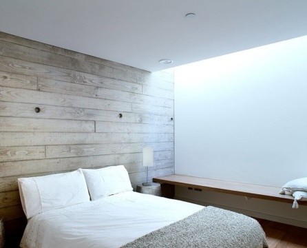 קיר עץ אפור בחדר השינה