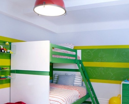 מיטת קומותיים עם מדרגות בחדר הילדים