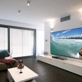 Milzīgs televizors pie sienas