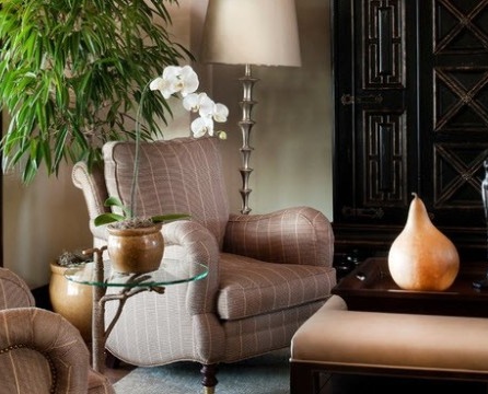 Muebles tapizados en tonos naturales.