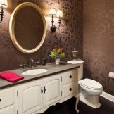 Weiße Möbel und Sanitär im Badezimmer