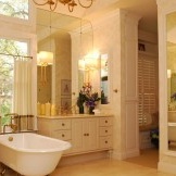 Balti aizkari ar smilškrāsas apmali vannas istabā