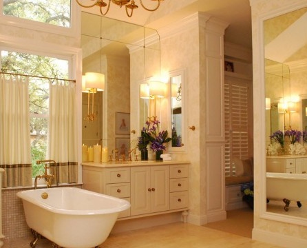 White curtains with beige border in the bathroom