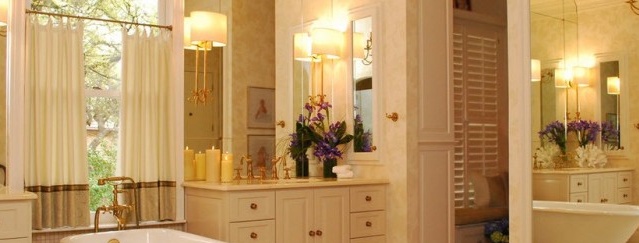 Fehér függönyök, bézs színű szegéllyel a fürdőszobában