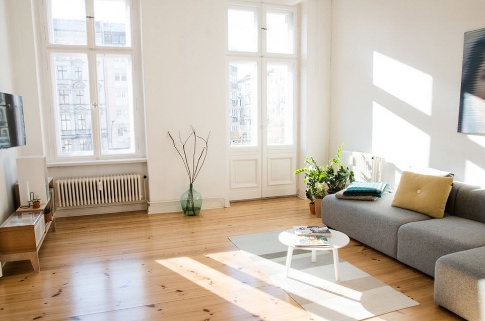 Prostorný obývací pokoj ve skandinávském stylu