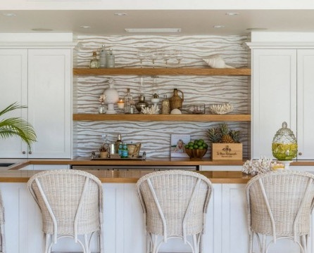 Couleurs blanches à l'intérieur de la cuisine