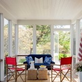 Sarkani krēsli uz verandas