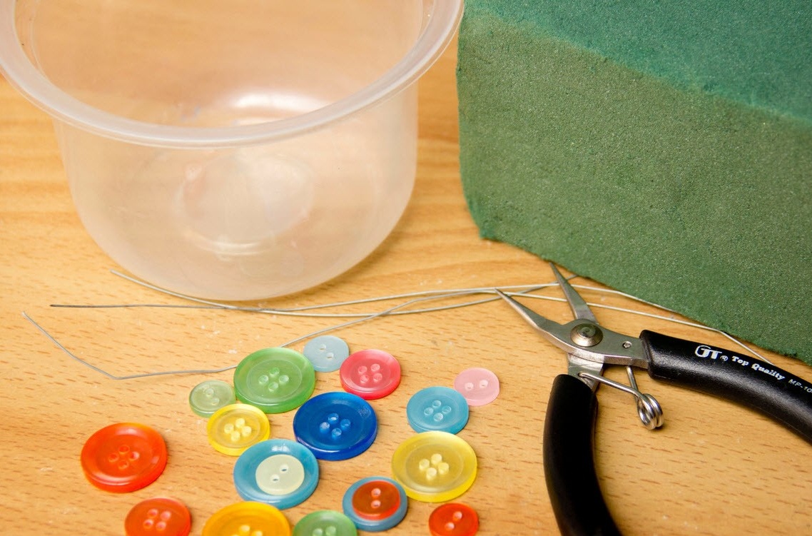 כפתורים רב צבעוניים על השולחן