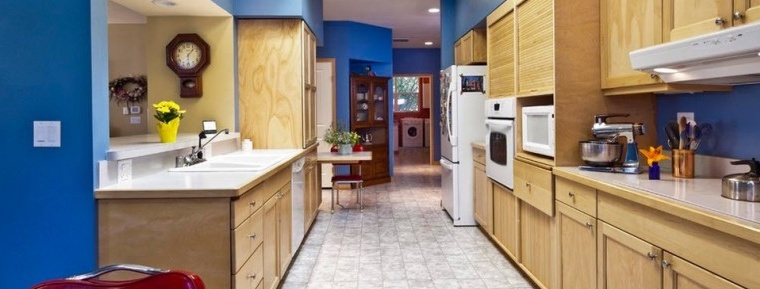 Unusual layout of the kitchen in the hallway