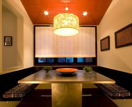 Riktig planlagt belysning spiller en viktig rolle i å dekorere og skape en behagelig atmosfære ved kjøkkenhjørnebordet.