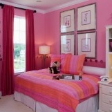 Lyse rosa vegger og hvitt tak