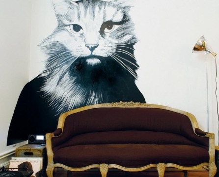 القط على جدارية في غرفة المعيشة