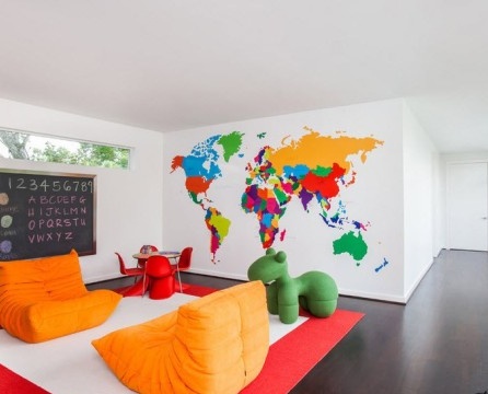 Két narancssárga fotel egy játszószobában, térképpel a falon
