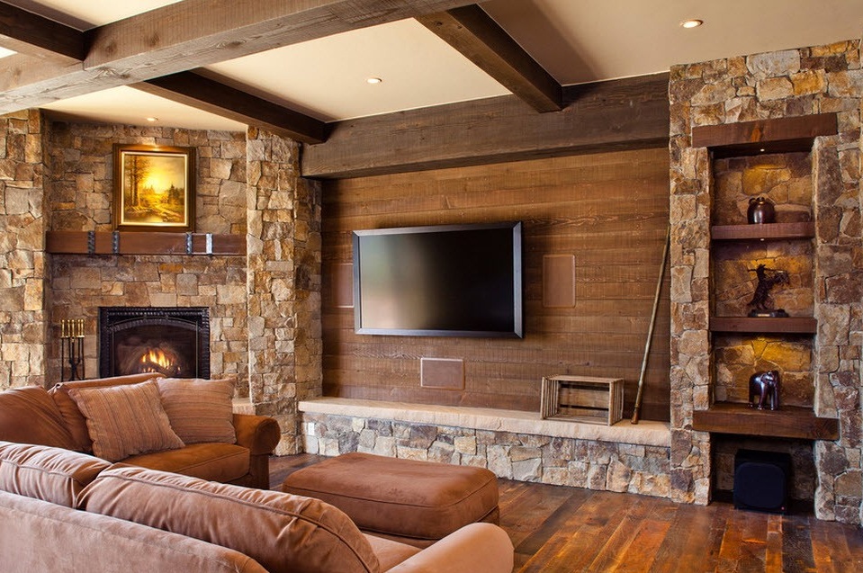 Piedra y madera en la sala de estar