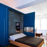 เตียงและตู้เสื้อผ้าสีน้ำเงิน