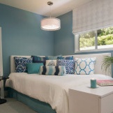 חדר השינה של הילדה בצבעים כחולים