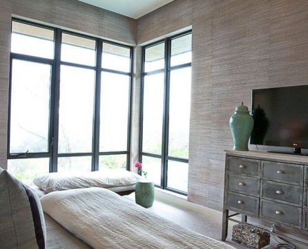 Rohové okno s bambusovou tapetou