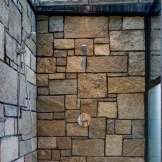 Letní sprcha zdobená velkým ozdobným kamenem
