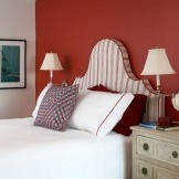 Czerwona ściana na czele łóżka