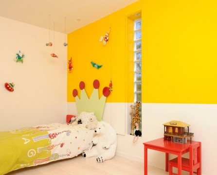 Ryškiai geltonas vaikų miegamajame