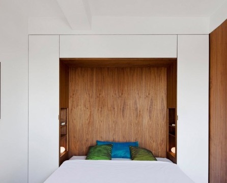 السمة الرئيسية لغرفة النوم هي السرير ، المدمج في الحائط