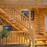 Kácení dřevěným schodištěm
