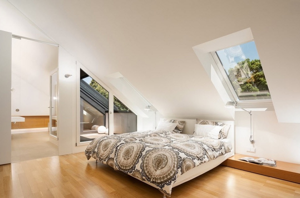 Eğimli bir çatı altında yatak odası