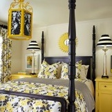 الستائر الصفراء في غرفة النوم المصممة