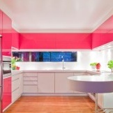Rozā krāsa virtuves interjerā