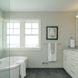 De combinatie van wit en grijs in de badkamer