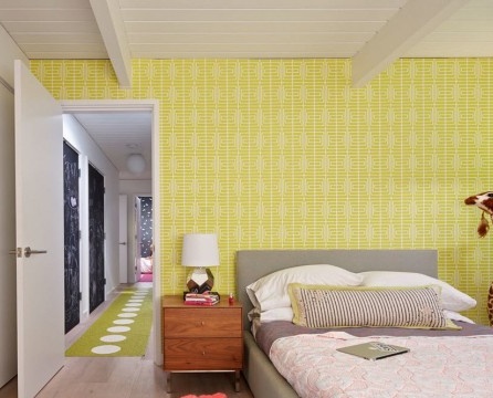 Blijedo žuti zid u dječjoj sobi